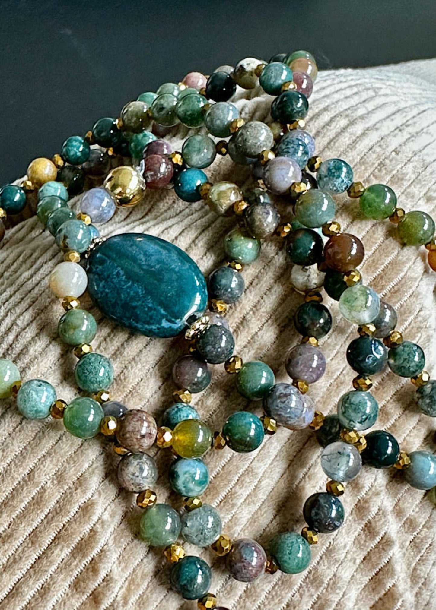 Détail du sautoir Alice en perles 6mm agate indienne et dorée