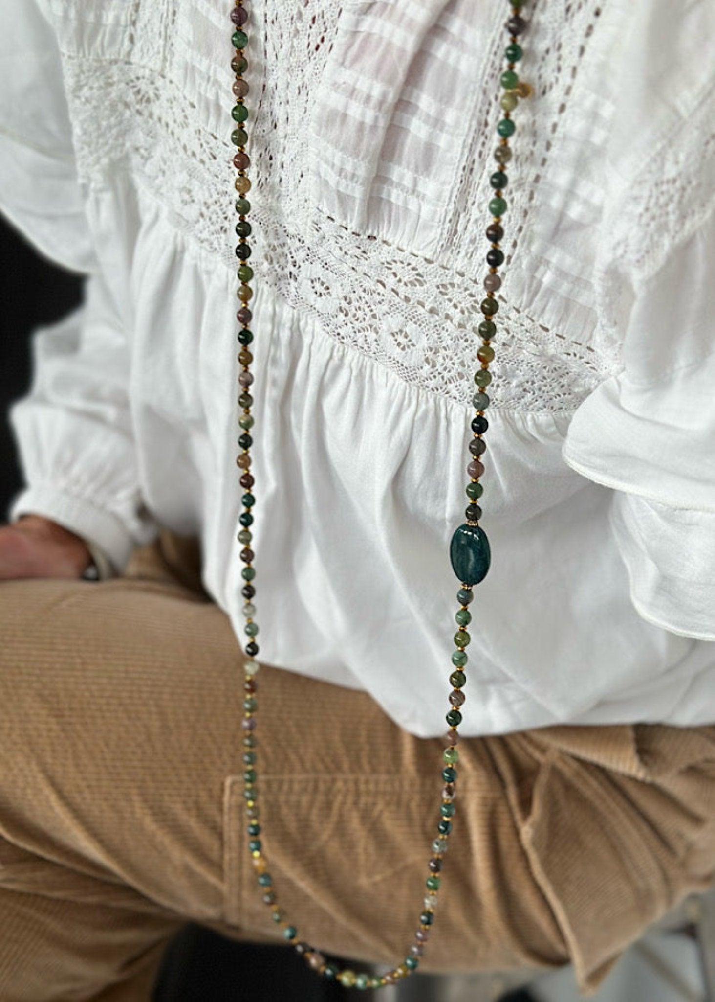 Sautoir Alice en perles 6mm agate indienne et dorée, modèle élégant et raffiné.