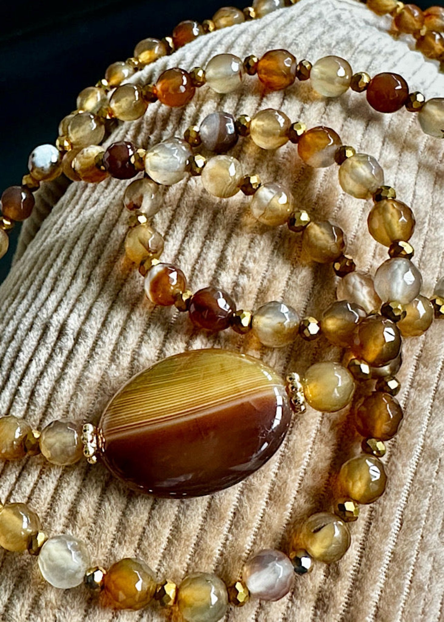 Détail du sautoir Anatole en perles 6mm agate rouge et dorée