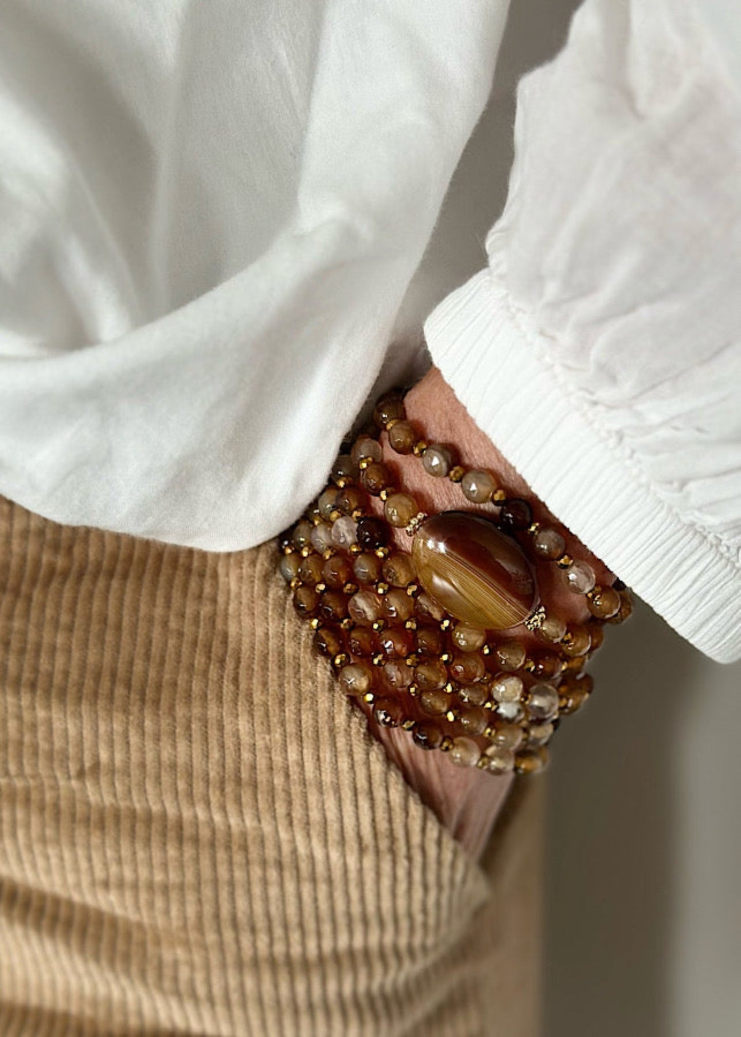 Manchette Anatole en perles 6mm agate rouge et dorée.