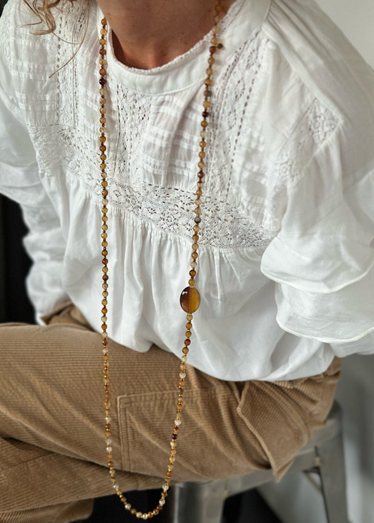 Sautoir Anatole en perles 6mm agate rouge et dorée, modèle raffiné et élégant.