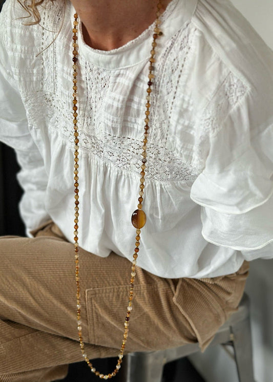 Sautoir Anatole en perles 6mm agate rouge et dorée, modèle raffiné et élégant.