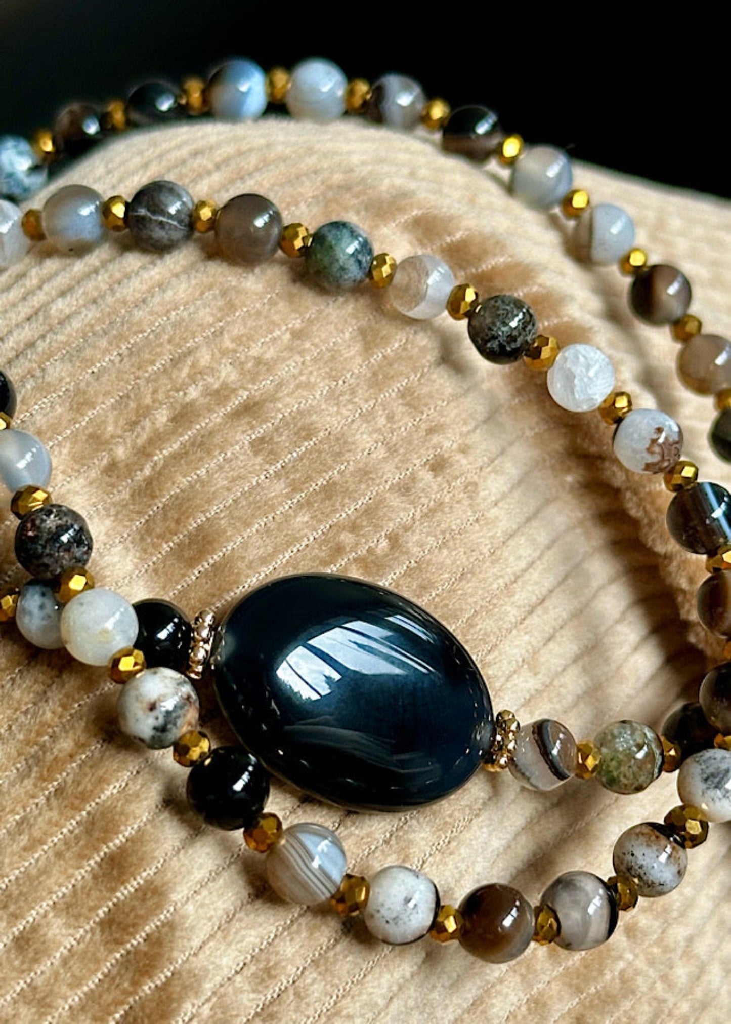 Détail du sautoir Antoine en perles 6mm agate marron et dorée