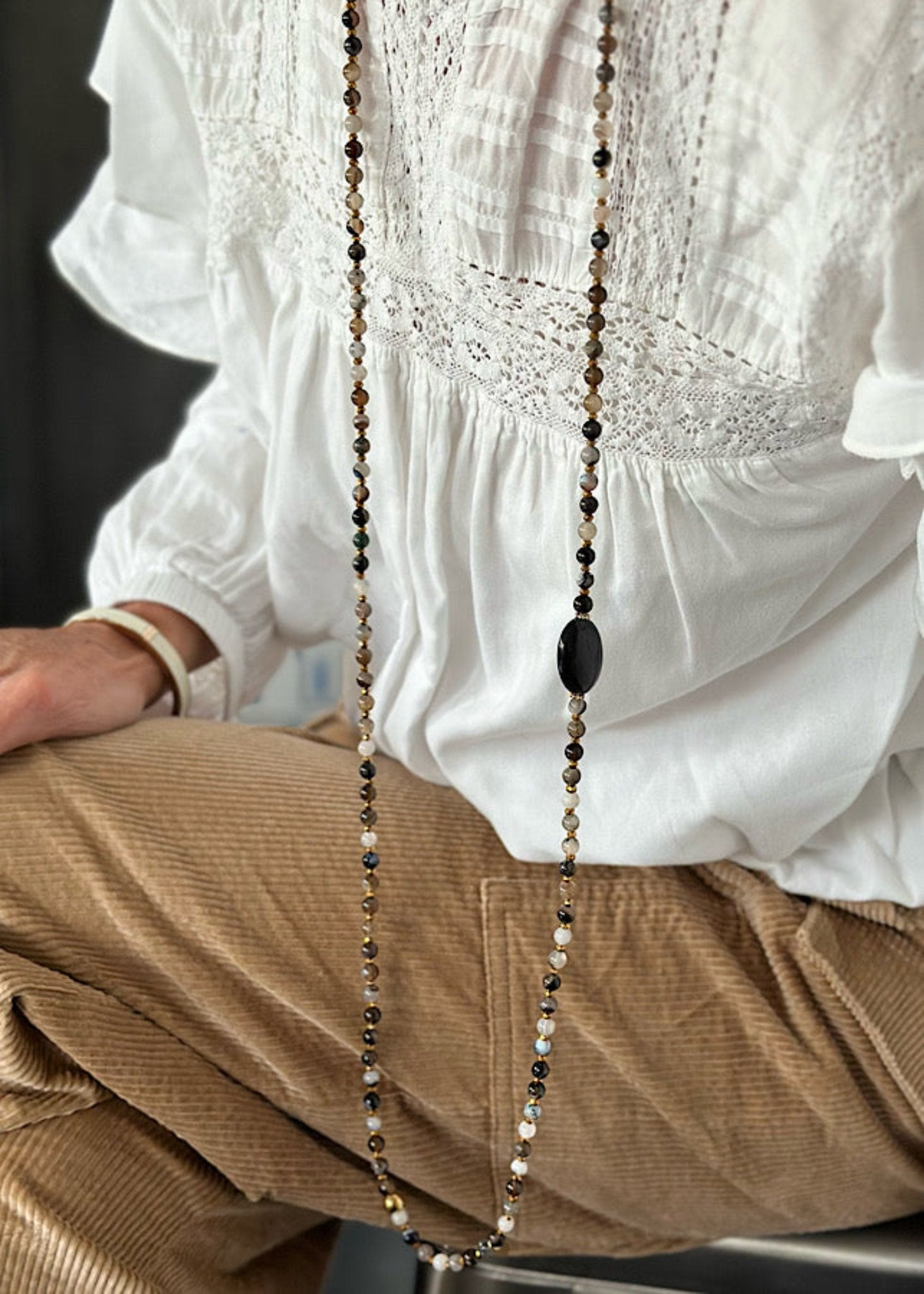 Sautoir Antoine en perles 6mm agate marron et dorée, modèle élégant et raffiné.