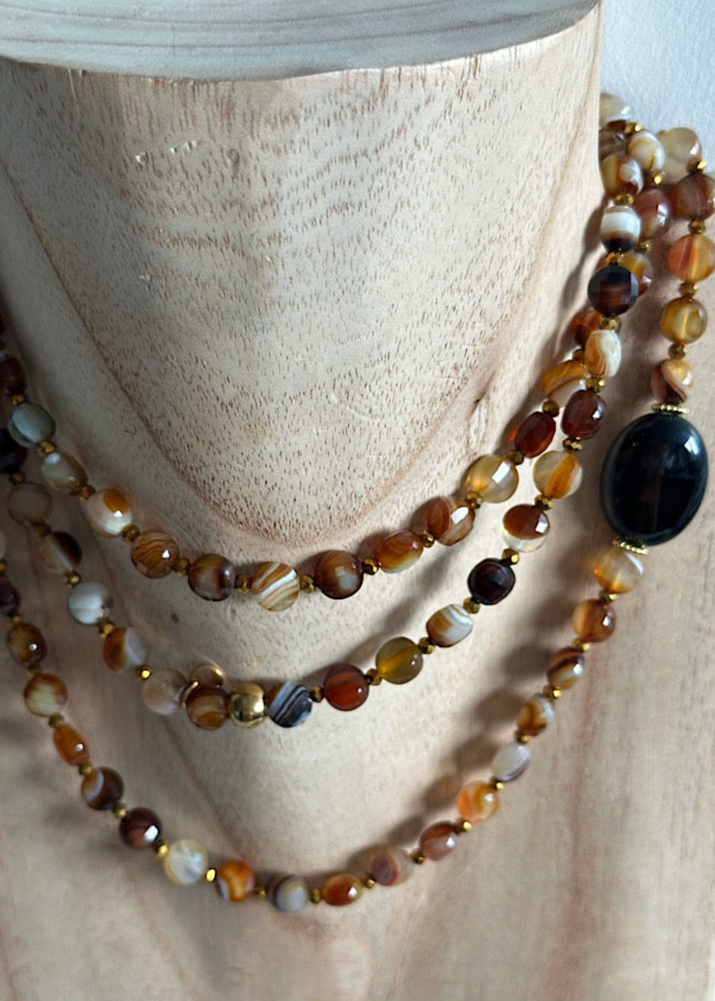 Détail du sautoir Auguste en perles 6mm agate bleu et dorée