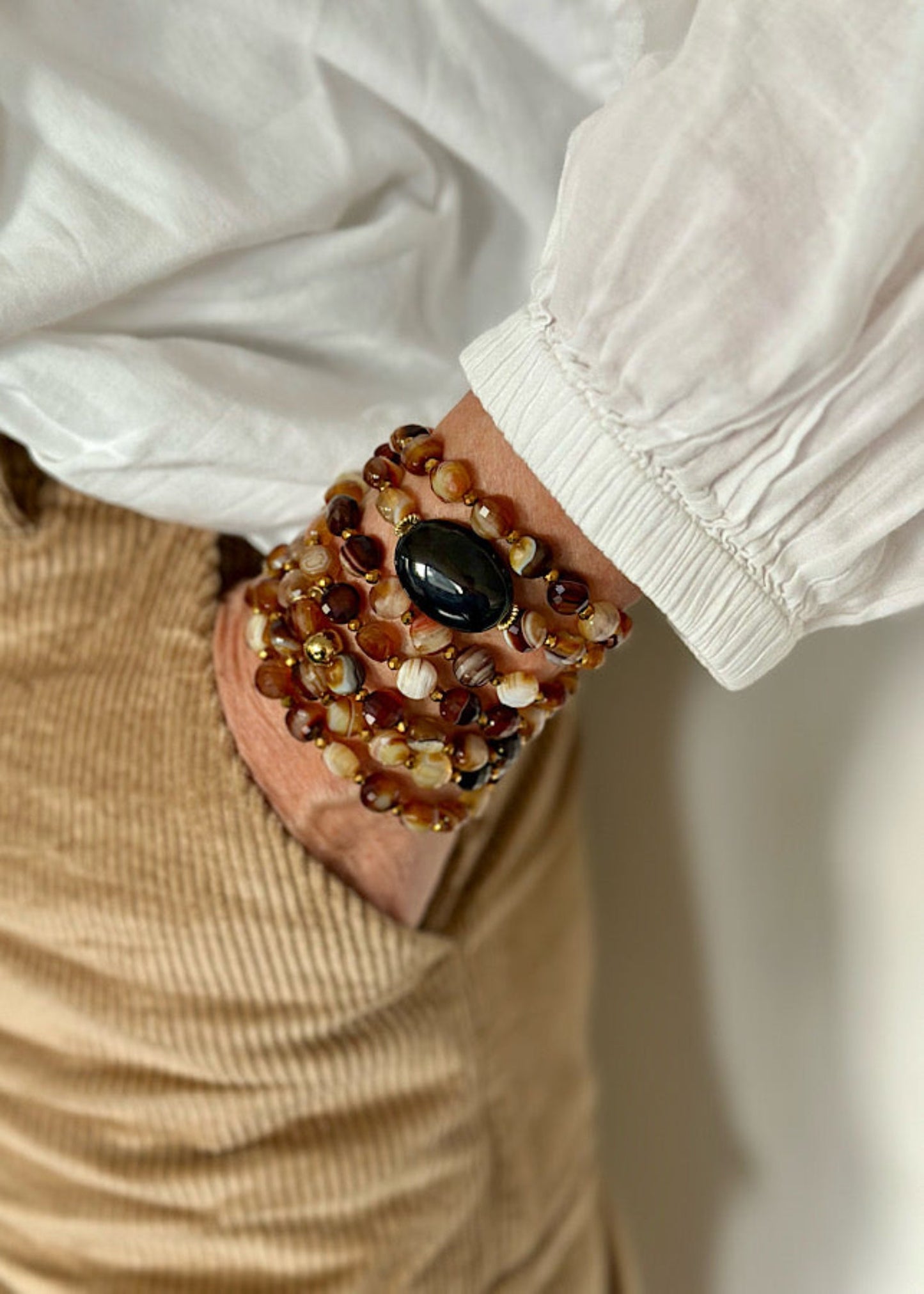 Manchette Auguste en perles 6mm agate bleu et dorée