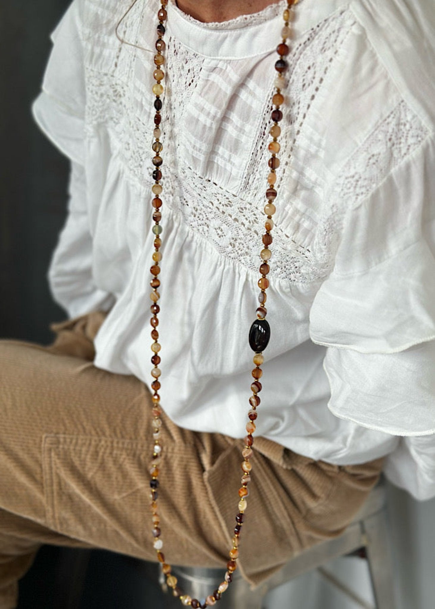 Sautoir Auguste en perles 6mm agate bleu et dorée, modèle raffiné et élégant.