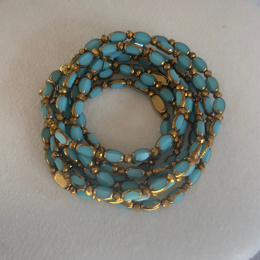 Bracelet manchette Azur Solaire Lingots Dorés, enroulé au poignet avec perles bleu turquoise et lingots dorés.