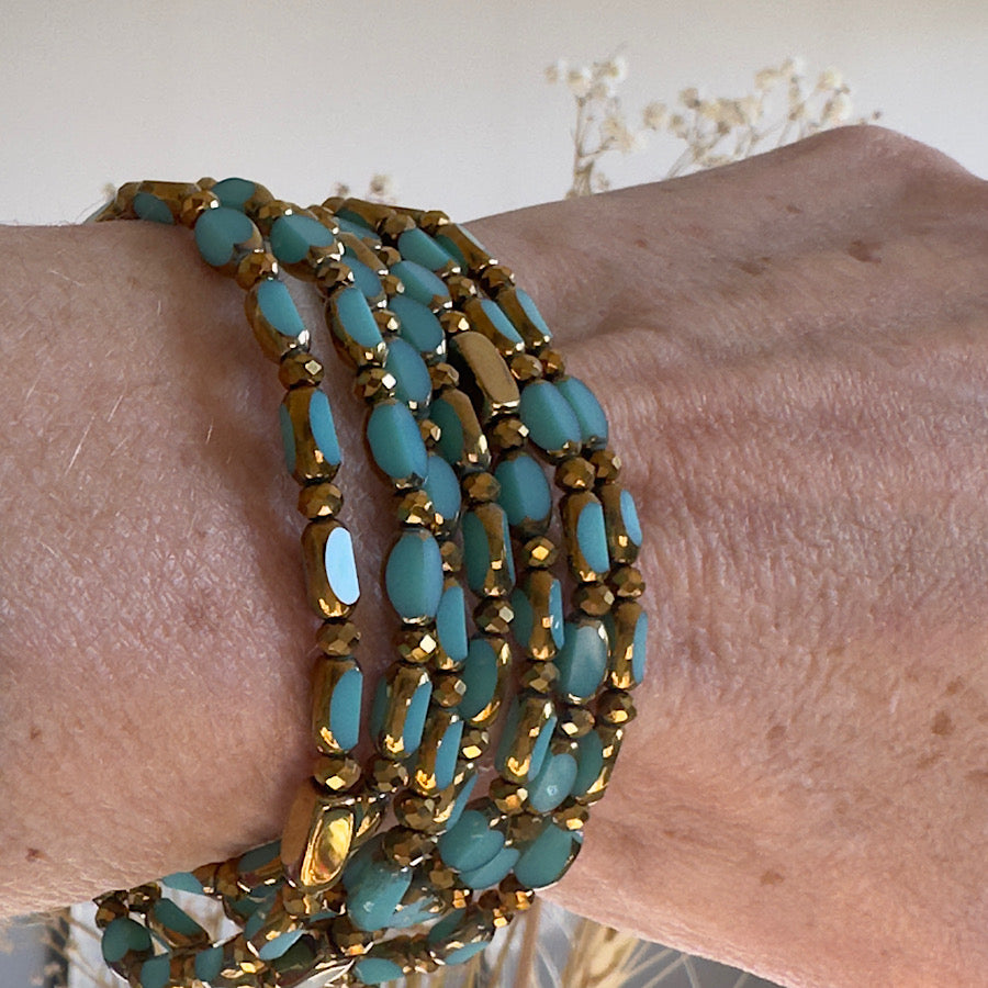 Détail des perles de verre bleu turquoise du sautoir Azur Solaire Lingots Dorés, pour un effet éclatant et sophistiqué.