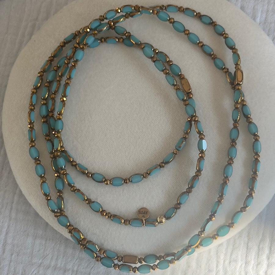 Sautoir Azur Solaire Lingots Dorés porté en ras de cou, bijou raffiné et lumineux