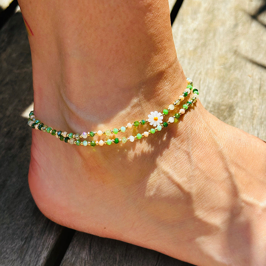 Bijou 3 tours Matcha porté à la cheville, perles vertes en verre fait main