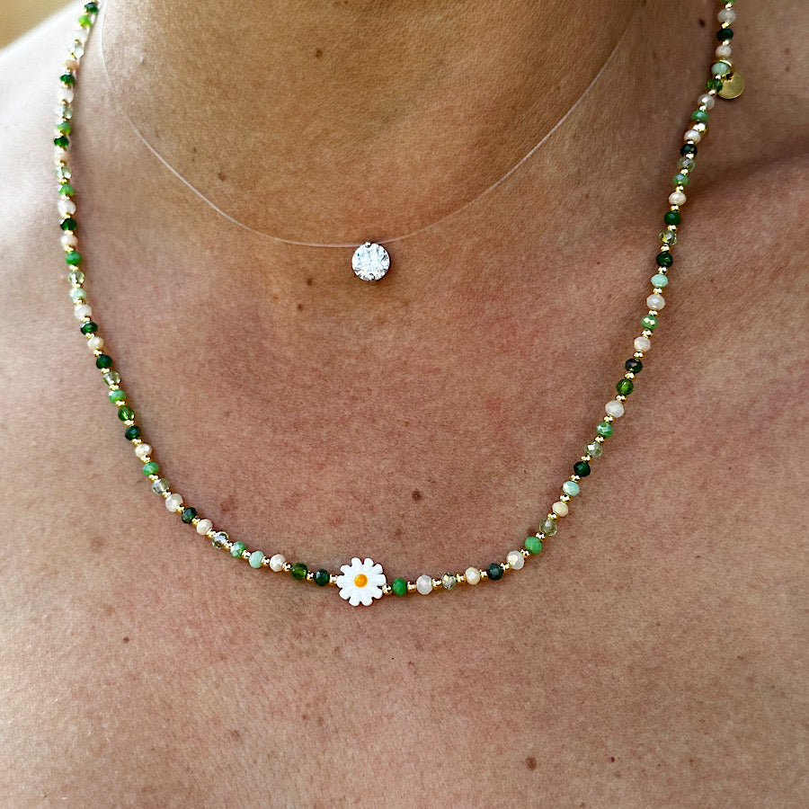 Bijou 3 tours Matcha porté en ras de cou, vue de face, perles vertes fait main