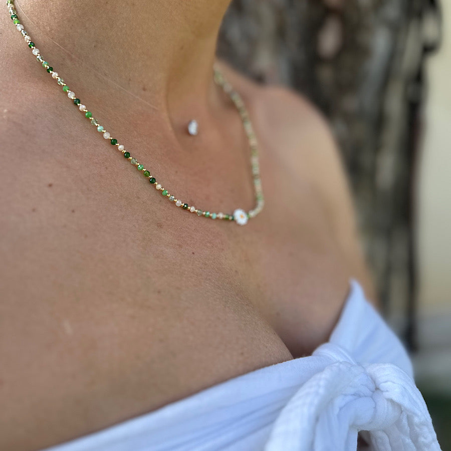 Bijou 3 tours Matcha porté en ras de cou, perles vertes en verre fait main