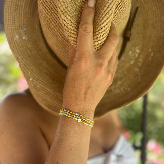 Bijou 3 tours Mimosa porté en bracelet, perles jaunes et marguerite fait main
