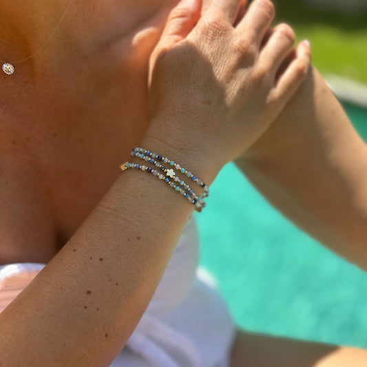 Bijou 3 tours Pacific porté en bracelet, perles de verre bleues fait main