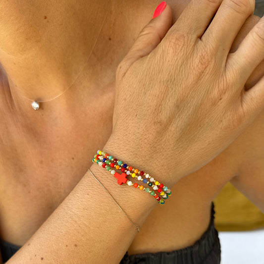 Bracelet 3 tours Arty porté au poignet, multicolore avec croix orange