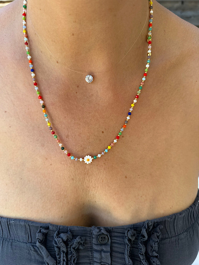 Collier ras de cou multicolore avec marguerite vu de face