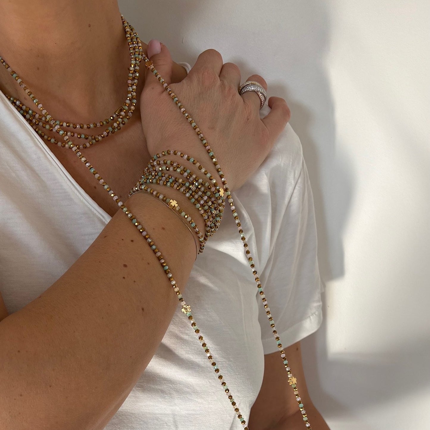 Sautoir Brume Croix Verte porté en version longue, collier élastique modulable perles pastel vert et doré FAIS PAS TA STEPH