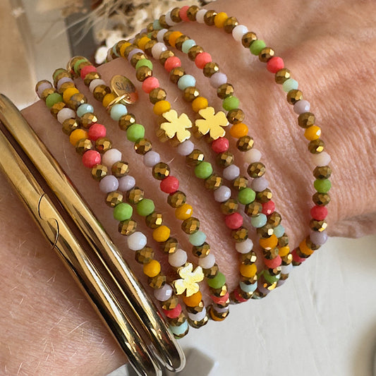 Photo du sautoir Candy Pop porté en bracelet manchette, enroulé 7 fois autour du poignet.