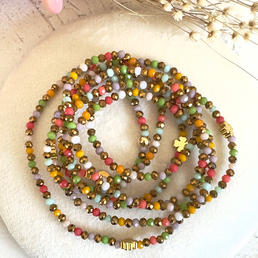 Photo en plan large du sautoir Candy Pop, bijou multicolore en perles de verre, aux teintes vives et détails dorés.