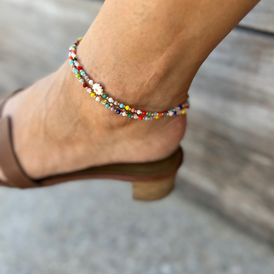 Bijou de cheville multicolore avec marguerite dorée