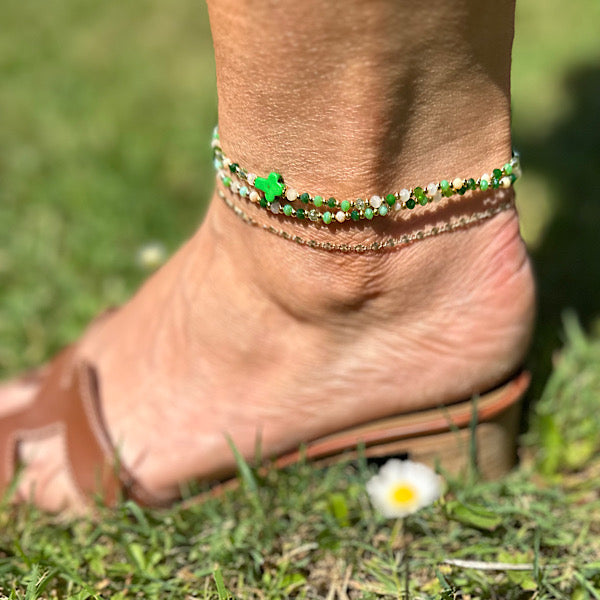 Bracelet de cheville Matcha – perles vert tendre et croix verte, porté à la cheville