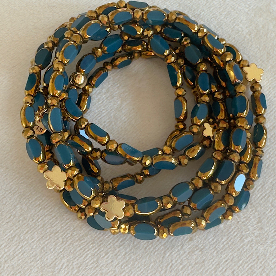 Bracelet manchette Cobalt Solaire Fleurs Dorées, enroulé au poignet avec perles bleu canard et fleurs dorées