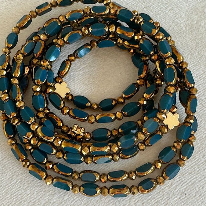 Bracelet manchette Cobalt Solaire Fleurs Dorées, enroulé au poignet avec perles bleu canard et fleurs dorées