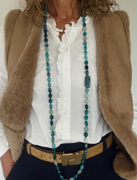 Collier Celadon en agate torsion bleue, pierre naturelle, porte de loin en buste