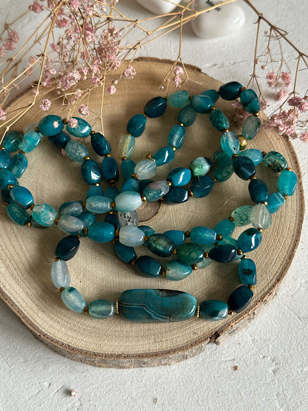 Vue d’ensemble du collier Celadon en agate torsion bleue, pierre naturelle, photographie prise du dessus
