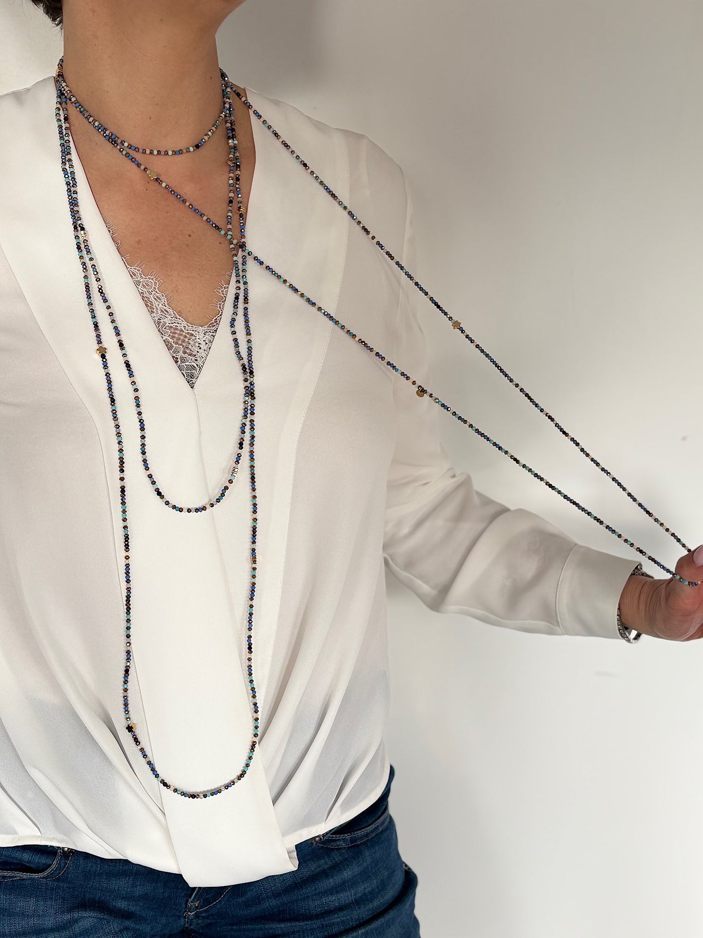 Collier Denim bleu en perles de verre porté en sautoir FAIS PAS TA STEPH