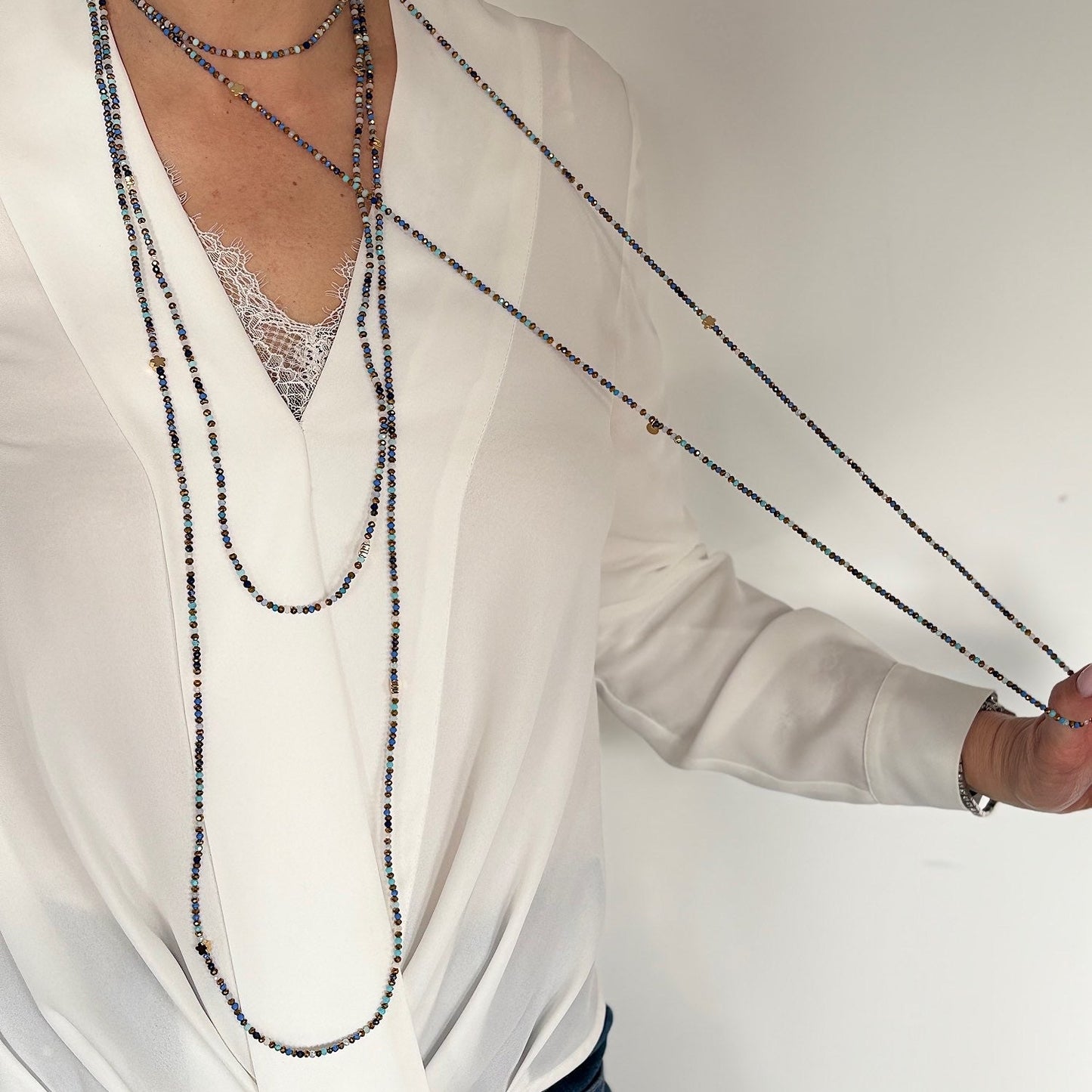 Collier Denim bleu en perles de verre porté en sautoir FAIS PAS TA STEPH