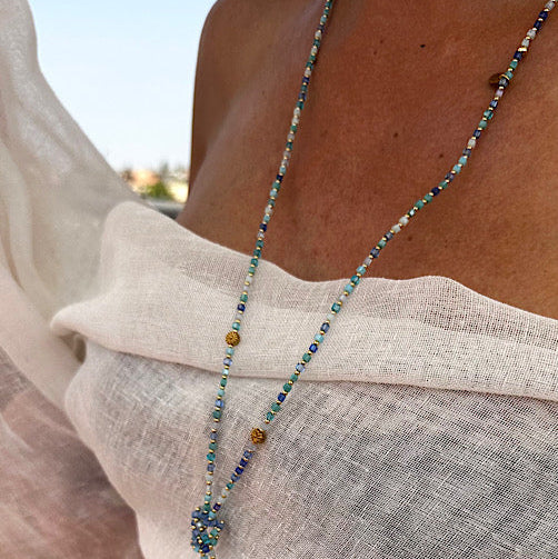 Collier sautoir Azur porté – perles de verre bleu lumineux sur élastique