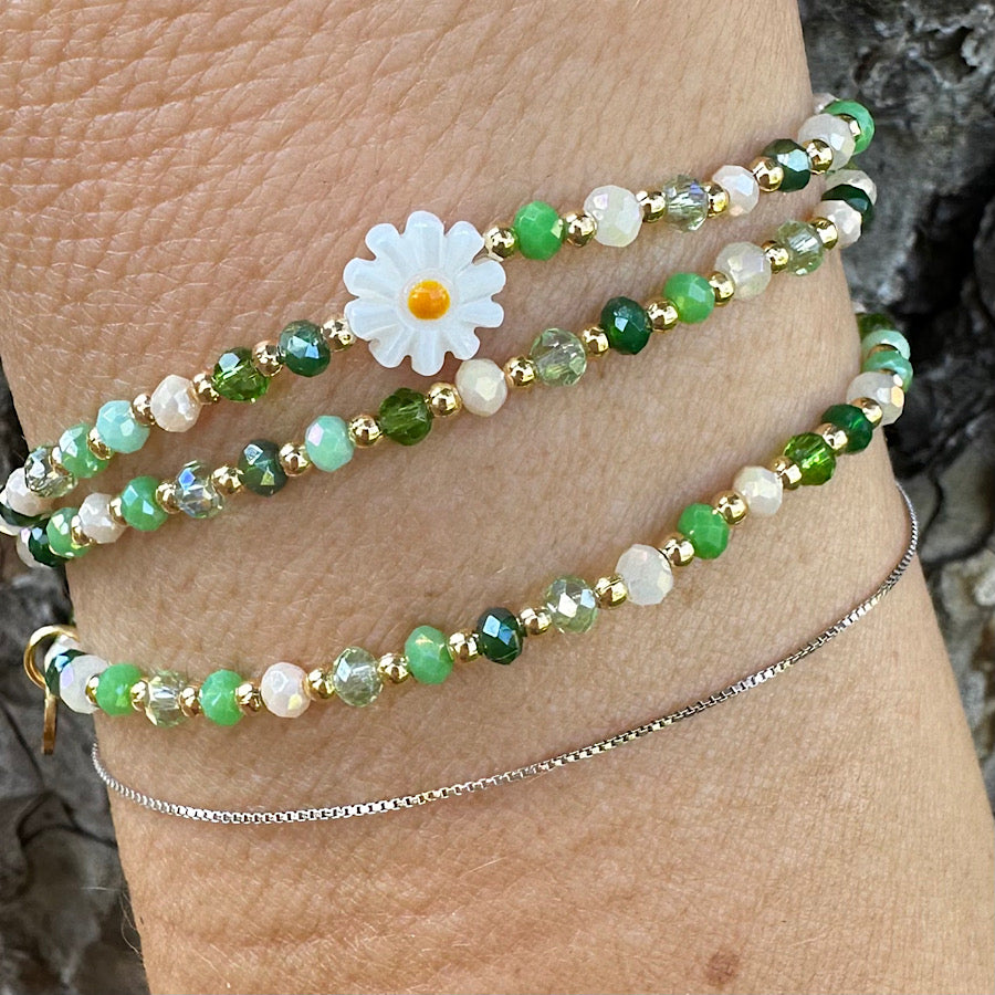 Détail du bijou Matcha – perles de verre vertes montées à la main