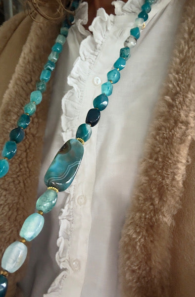 Sautoir Céladon porté, en agates torsion bleues, bijou unique de la gamme Les Singuliers