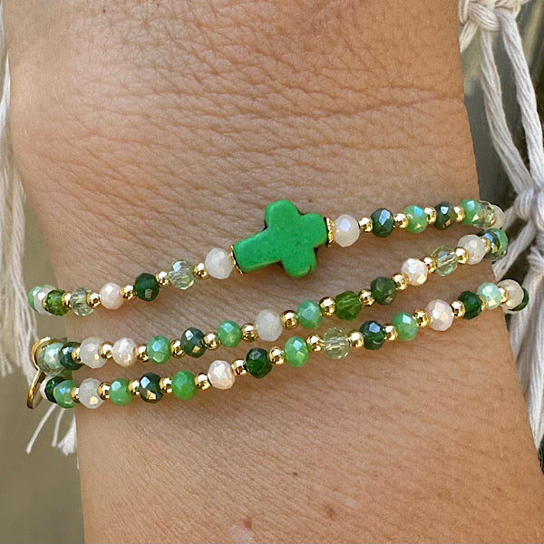 Gros plan sur le bijou Matcha – perles vert tendre et croix verte, détail des perles et finition