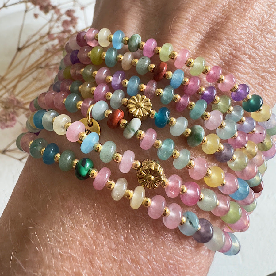 Bracelet manchette Dragi Joy porté – perles de jade pastel et marguerite dorée, bijou fait main