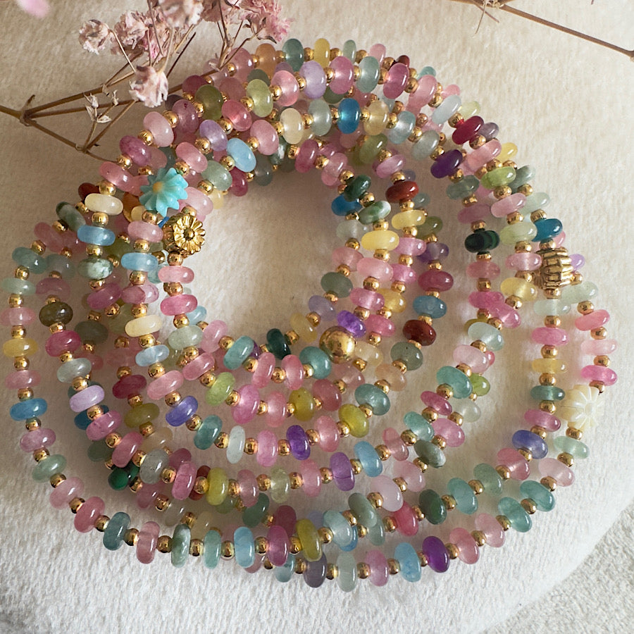 Sautoir Dragi Joy porté - perles pastel en jade, marguerite dorée centrale, bijou coloré et léger