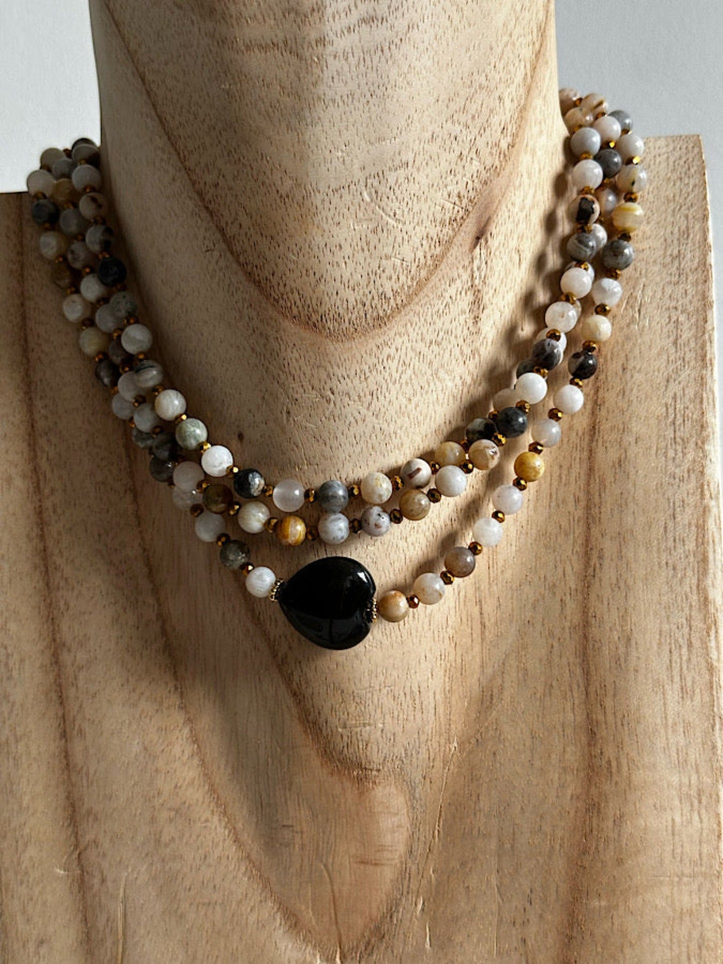 Détail du sautoir Edmond avec perles 6mm agate grise et dorée, vue rapprochée.