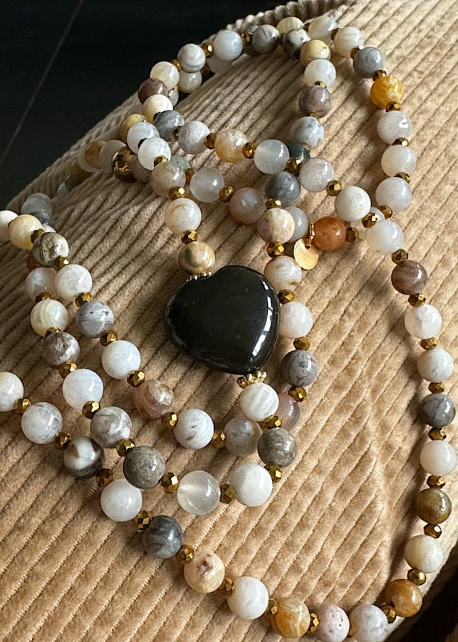 Détail du sautoir Edmond en perles 6mm agate grise et dorée