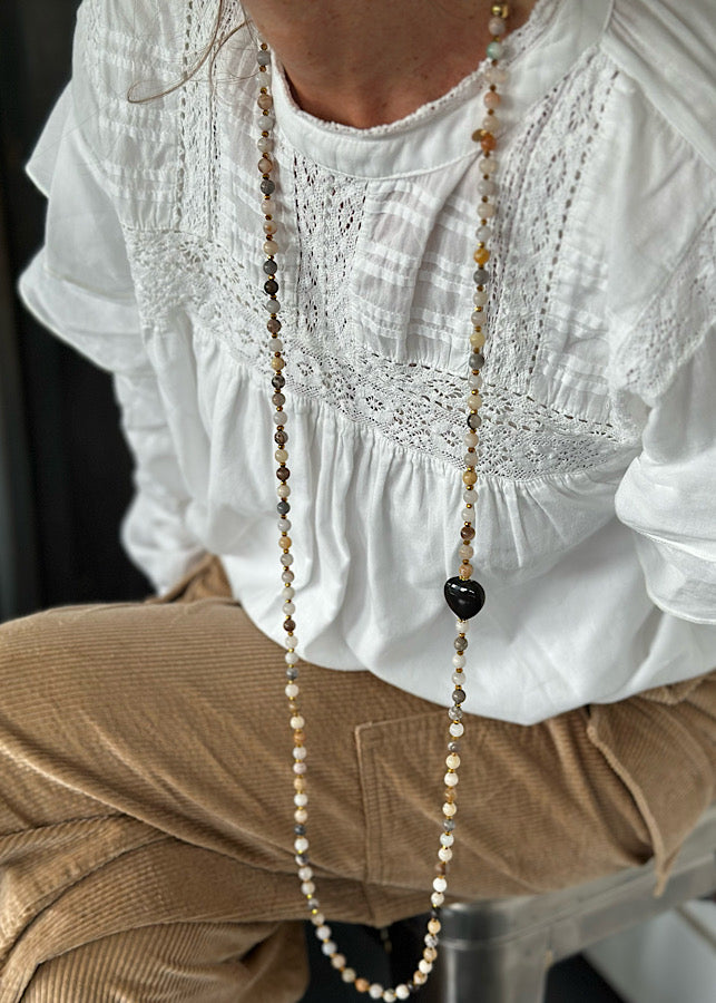 Sautoir Edmond en perles 6mm agate grise et dorée, modèle élégant et raffiné.