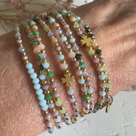 Bijou Aquarella porté en manchette – 7 tours de perles pastel et dorées au poign