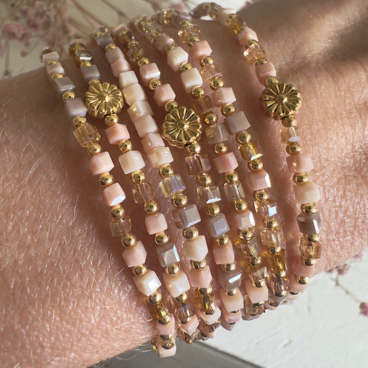 Sautoir Nude Poudré porté en un tour – perles nude rosé et dorées