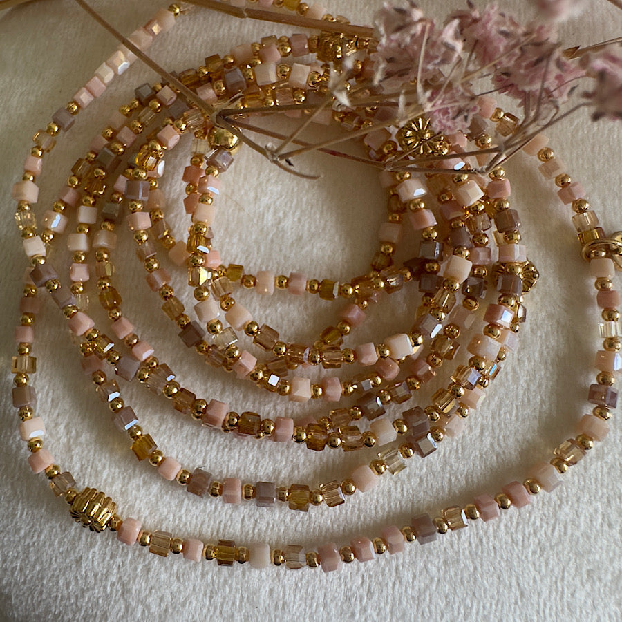 Vue d’ensemble du sautoir Nude Poudré – bijou modulable en perles nude