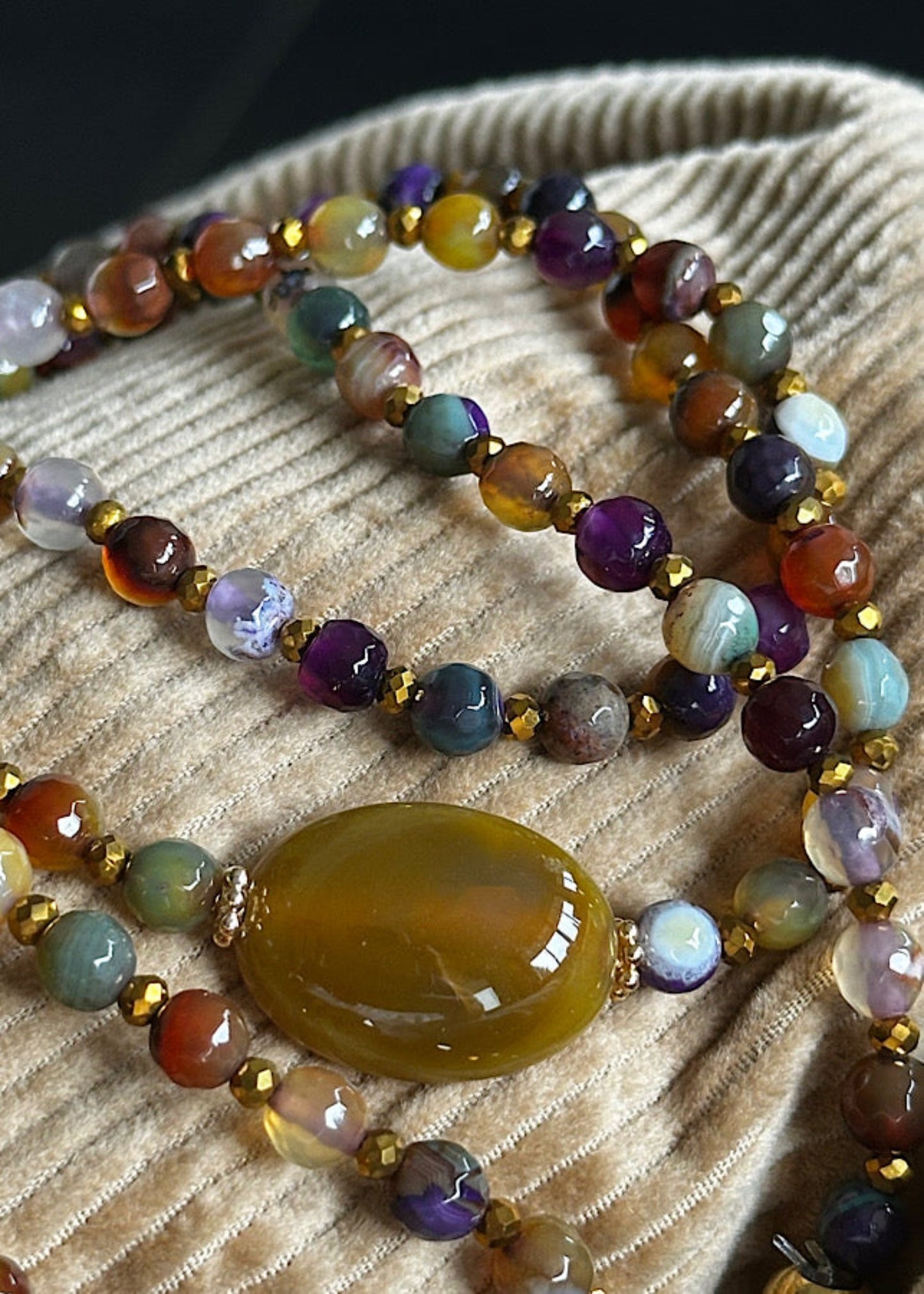 Détail du sautoir Gaspard en perles 6mm agate vert et dorée