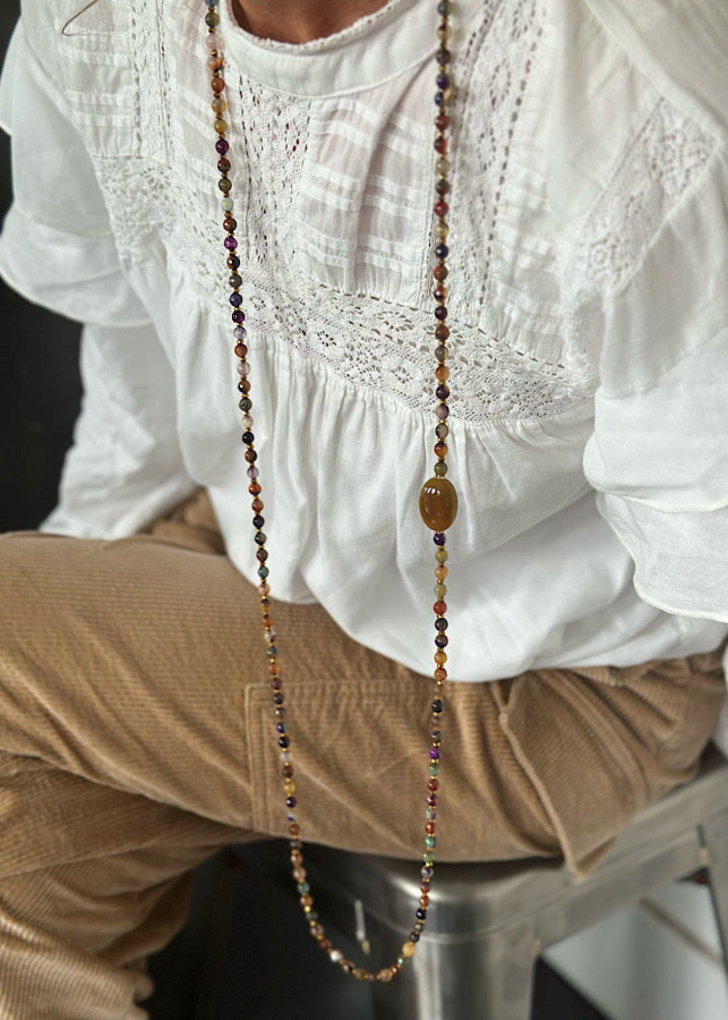 Sautoir Gaspard en perles 6mm agate vert et dorée, modèle unique et raffiné.