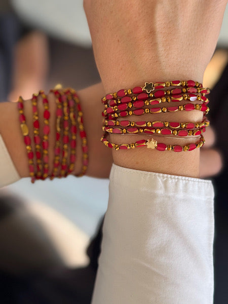 Détail des perles ovales rouges et fleurs dorées du sautoir Grenat Fleur Dorée