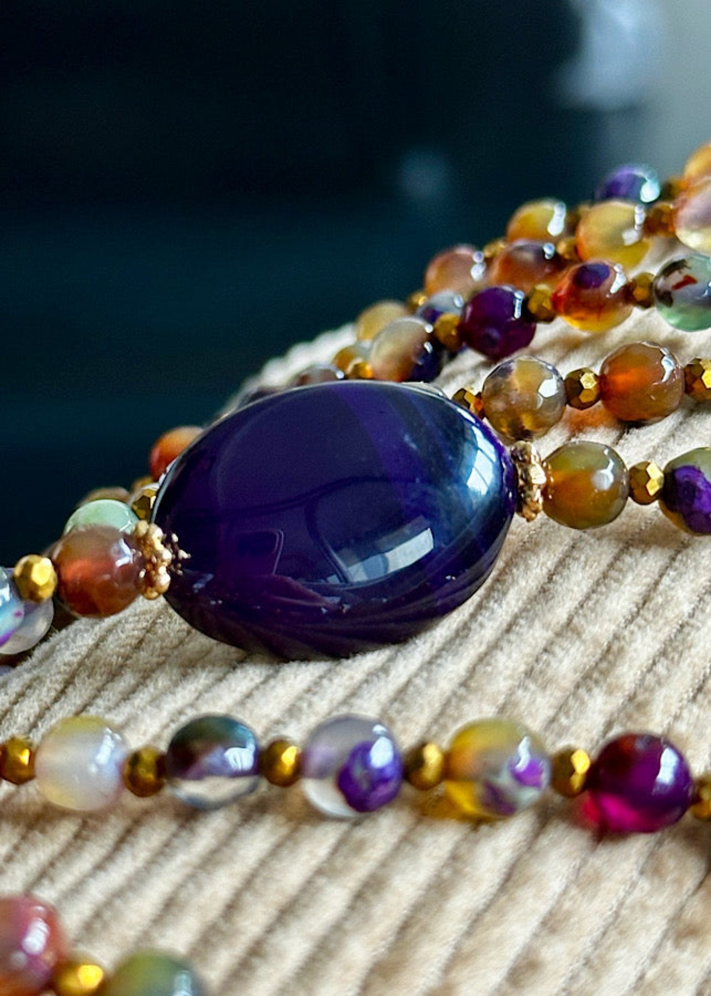 Détail du sautoir Iris en perles 6mm agate bleu et dorée