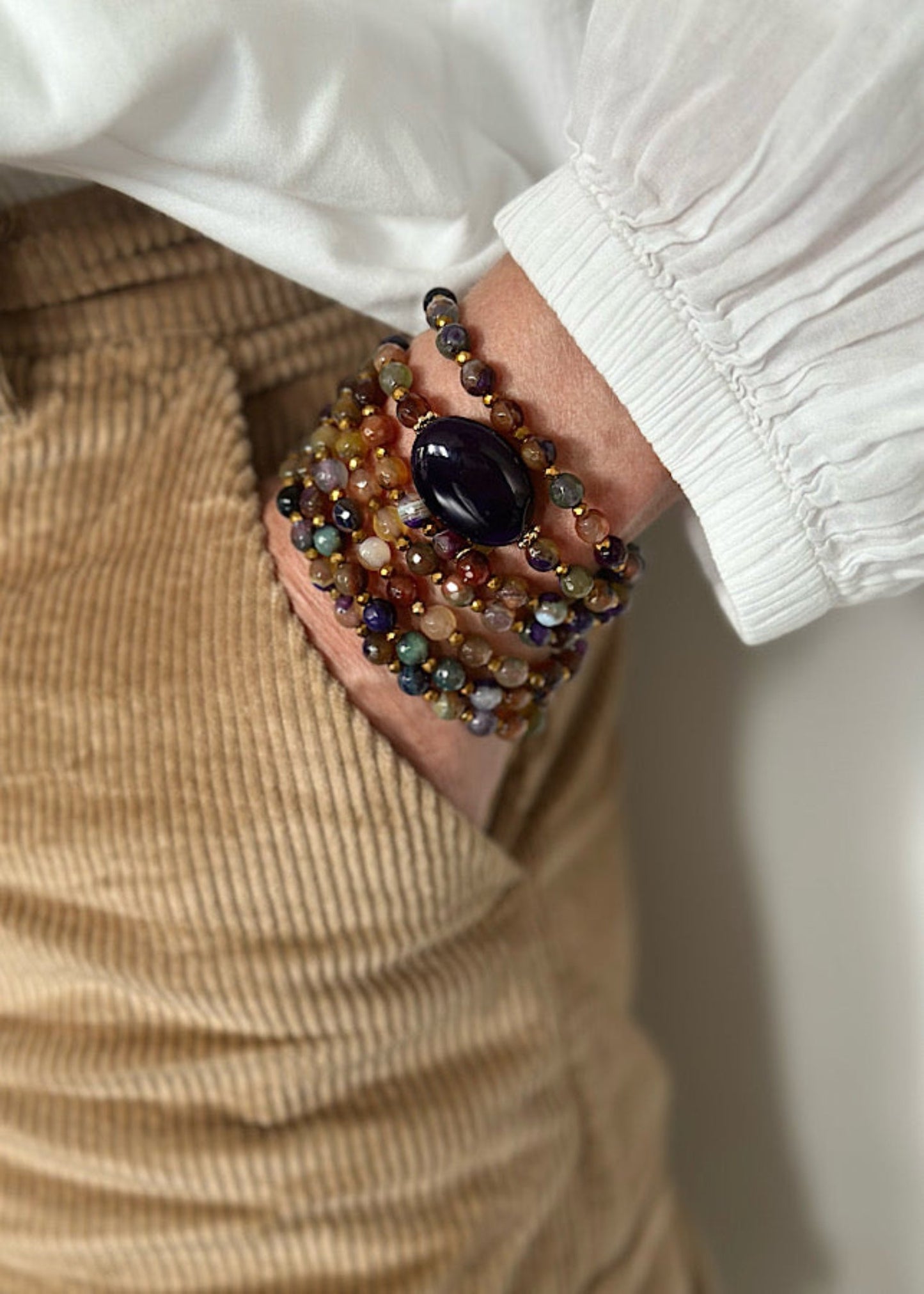 Manchette Iris en perles 6mm agate bleu et dorée