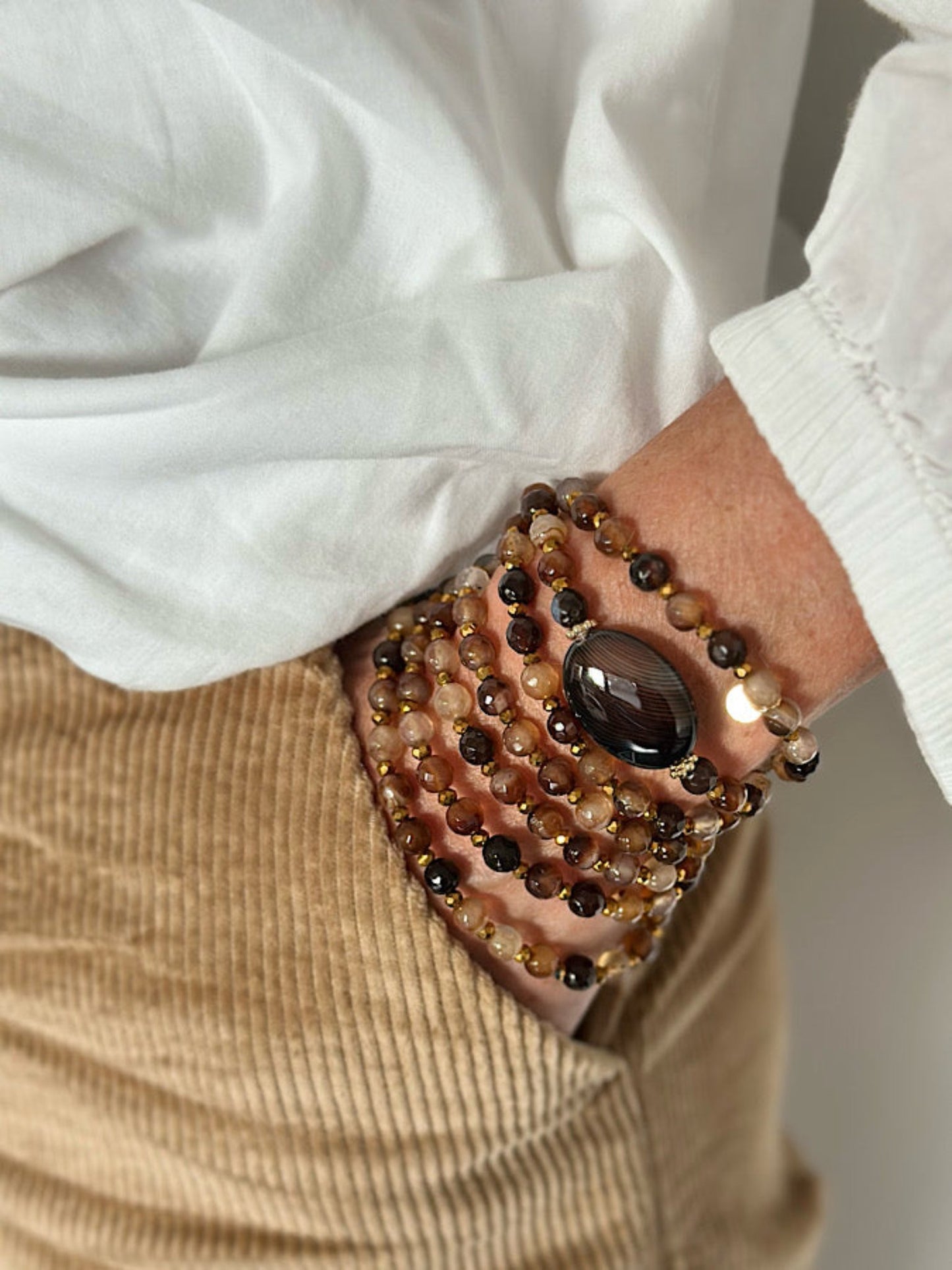 Manchette Marcel en perles 6mm agate noire et dorée